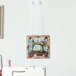 Personalisierte Nähmaschine Name Suncatcher Fenster hängen mit hängenden Kette und zwei Haken Raumdekoration Geburtstag Muttertag Geschenk für Sewing Lover