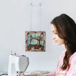 Personalisierte Nähmaschine Name Suncatcher Fenster hängen mit hängenden Kette und zwei Haken Raumdekoration Geburtstag Muttertag Geschenk für Sewing Lover