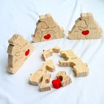 Puzzle di legno personalizzato con 2-5 nomi tema famiglia dei cani che si abbracciano con cuore rosso decorazione regalo per famiglia