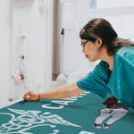 Personalisierte Multicolor Cartoon medizinischen Charakter weiche Decke mit Namen und Titel Anerkennung Geburtstagsgeschenk für Krankenschwester Arzt medizinisches Personal werfen