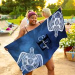 Serviette de Plage Personnalisée avec Nom et Initiale Motif Tortue Mandala Teinture Artisanale Cadeau Anniversaire pour Famille Amis