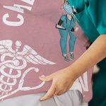 Personalisierte Multicolor Cartoon medizinischen Charakter weiche Decke mit Namen und Titel Anerkennung Geburtstagsgeschenk für Krankenschwester Arzt medizinisches Personal werfen
