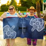 Serviette de Plage Personnalisée avec Nom et Initiale Motif Tortue Mandala Teinture Artisanale Cadeau Anniversaire pour Famille Amis