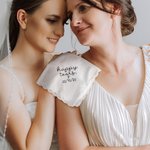 Mouchoir carré à bord festonné avec date et coeur brodés, personnalisé Happy Tears Cadeau de mariage pour la mariée et le marié