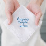 Mouchoir carré à bord festonné avec date et coeur brodés, personnalisé Happy Tears Cadeau de mariage pour la mariée et le marié