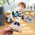 Ornamento fotografico personalizzato con nome e base in legno con faccia da astronauta dei cartoni animati, regalo di compleanno per bambini