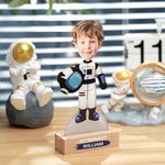 Ornamento fotografico personalizzato con nome e base in legno con faccia da astronauta dei cartoni animati, regalo di compleanno per bambini