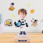 Ornamento fotografico personalizzato con nome e base in legno con faccia da astronauta dei cartoni animati, regalo di compleanno per bambini