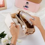 Personifierad tecknad manikyrist läder bred öppning sminkväska med namn födelsedag öppning present för nageltekniker nagelkonstentusiaster