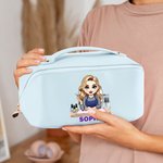 Personifierad tecknad manikyrist läder bred öppning sminkväska med namn födelsedag öppning present för nageltekniker nagelkonstentusiaster