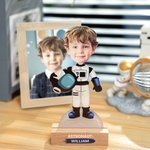 Ornamento fotografico personalizzato con nome e base in legno con faccia da astronauta dei cartoni animati, regalo di compleanno per bambini