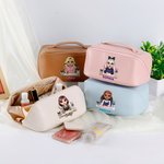 Personifierad tecknad manikyrist läder bred öppning sminkväska med namn födelsedag öppning present för nageltekniker nagelkonstentusiaster