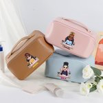 Personifierad tecknad manikyrist läder bred öppning sminkväska med namn födelsedag öppning present för nageltekniker nagelkonstentusiaster