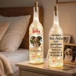 Personalisierte Ich bin genau hier in Ihrem Herzen Floral Haustier Pfote drucken Foto LED-Flasche Lampe mit Namen Home Decor Haustier Verlust Sympathie Geschenk für Tierbesitzer