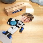Ornamento fotografico personalizzato con nome e base in legno con faccia da astronauta dei cartoni animati, regalo di compleanno per bambini