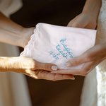 Mouchoir carré à bord festonné avec date et coeur brodés, personnalisé Happy Tears Cadeau de mariage pour la mariée et le marié