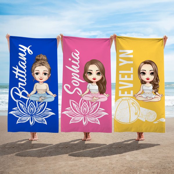 Toalla de playa personalizada con el nombre de un personaje de yoga de dibujos animados de gran tamaño y secado rápido Regalo de cumpleaños de fiesta en la playa para amantes del yoga, mujeres y niñas