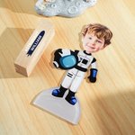 Ornamento fotografico personalizzato con nome e base in legno con faccia da astronauta dei cartoni animati, regalo di compleanno per bambini