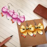 Personalisierte Multicolor Bleistift Bogen Form Ohrringe mit Namen Wertschätzung Teacher's Day Geschenk für Lehrer Pädagogen