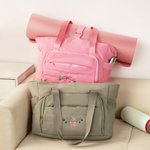 Bolsa de viaje personalizada con lazo floral, nombre bordado y correa elástica Accesorio de fitness Regalo de cumpleaños para mujeres amantes del yoga