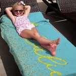 Toalla de playa de gran tamaño y secado rápido con nombre personalizada con diseño dorado brillante para mujeres amantes de la natación.