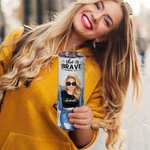 Personalisierte Sie ist mutig positive Zitate Cartoon Girl 20 oz Name Skinny Becher mit Deckel Stroh Affirmation Jahrestag Geburtstag Geschenk für Frauen Mädchen