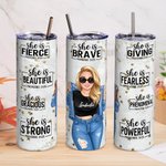 Personalisierte Sie ist mutig positive Zitate Cartoon Girl 20 oz Name Skinny Becher mit Deckel Stroh Affirmation Jahrestag Geburtstag Geschenk für Frauen Mädchen