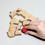 Rompecabezas de madera personalizado con familia de perros abrazando un corazón con nombres decoración de escritorio regalo de cumpleaños para familia