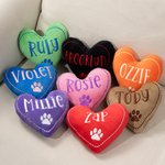 Giocattolo di peluche a forma di cuore personalizzato con stampa a zampa di cane, nome ricamato e squittio, accessori interattivi, regalo di compleanno per gli amanti dei cani