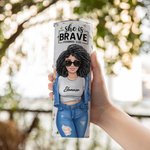 Personalisierte Sie ist mutig positive Zitate Cartoon Girl 20 oz Name Skinny Becher mit Deckel Stroh Affirmation Jahrestag Geburtstag Geschenk für Frauen Mädchen