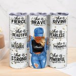 Personalisierte Sie ist mutig positive Zitate Cartoon Girl 20 oz Name Skinny Becher mit Deckel Stroh Affirmation Jahrestag Geburtstag Geschenk für Frauen Mädchen