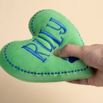 Giocattolo di peluche a forma di cuore personalizzato con stampa a zampa di cane, nome ricamato e squittio, accessori interattivi, regalo di compleanno per gli amanti dei cani
