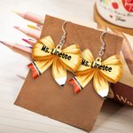 Personalisierte Multicolor Bleistift Bogen Form Ohrringe mit Namen Wertschätzung Teacher's Day Geschenk für Lehrer Pädagogen