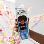Personalisierte Sie ist mutig positive Zitate Cartoon Girl 20 oz Name Skinny Becher mit Deckel Stroh Affirmation Jahrestag Geburtstag Geschenk für Frauen Mädchen