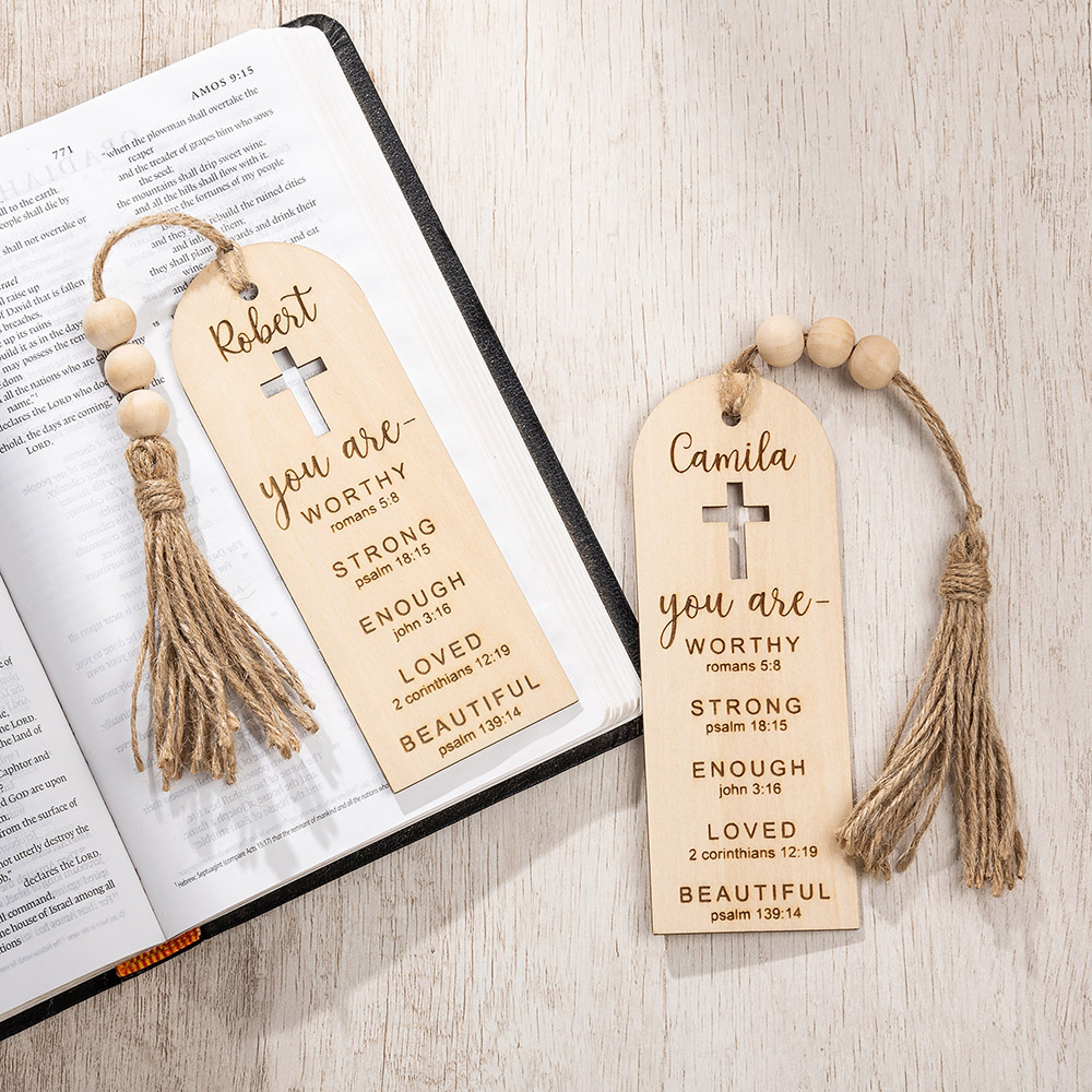 Signet en bois avec nom gravé et pompons perlés Cadeau d'anniversaire religieux Cadeau de baptême pour la famille Chrétiens