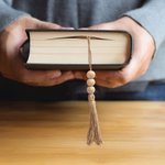 Personalisierte Bibel Vers Kreuz hölzerne Lesezeichen mit eingraviertem Namen und Perlen Quasten Geburtstag religiöse Taufe Geschenk für Familie Christen