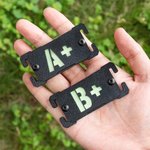 Personalisierte leuchtende Blutgruppe Notfall medizinische Informationen Molle Indikator EDC Gear taktische Überleben Accessoire Geschenk für Outdoor-Enthusiasten