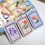 Portatarjetas con mosquetón personalizado con nombre fecha y flor de nacimiento impresión en estilo vintage accesorio para viaje regalo para mujeres