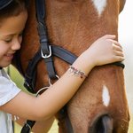 Ciondolo iniziale di pietra di nascita del cavallo personalizzato Bracciale di corda rosa Regalo di compleanno per bambini donne