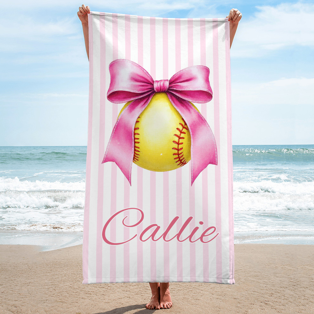 Serviette de plage personnalisée à rayures roses avec nœud Coquette Basketball Football Serviette de plage surdimensionnée à séchage rapide avec nom Accessoire de plage pour le sport Cadeau d'annivers