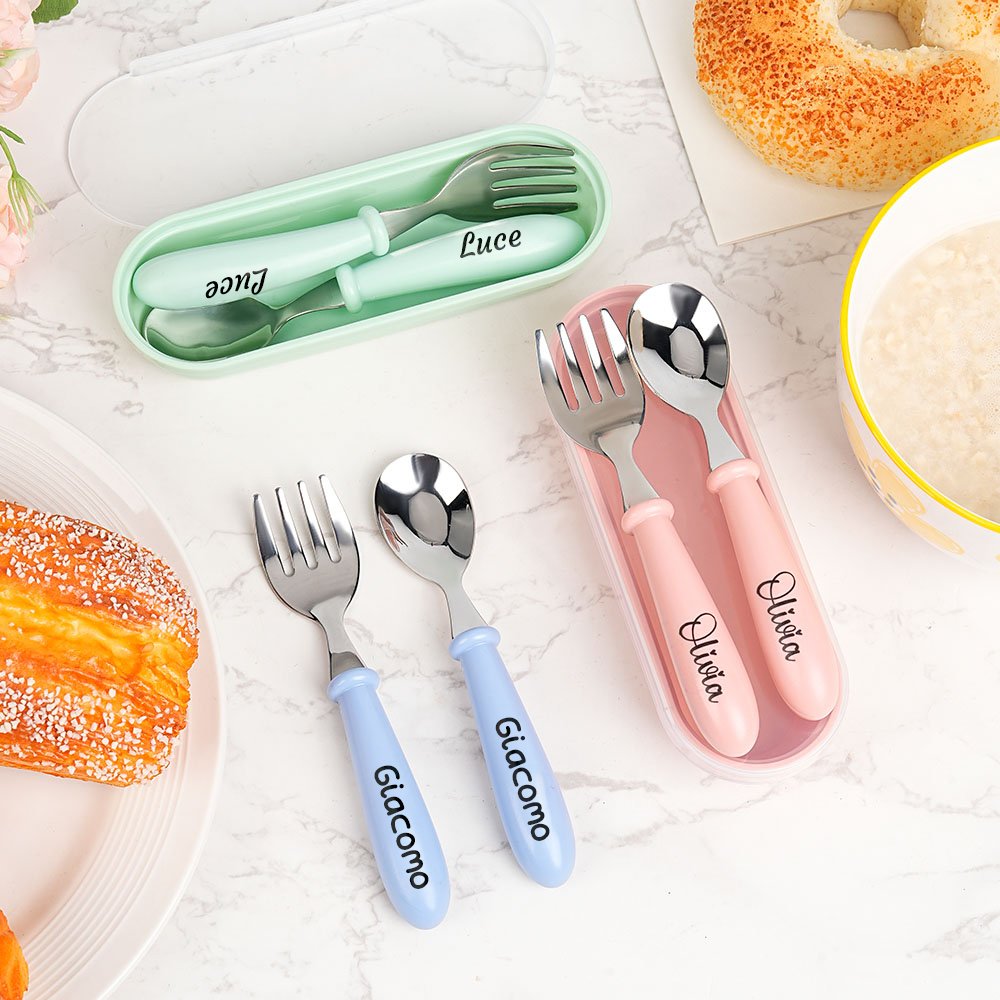 Set di posate personalizzato con nome in acciaio inossidabile per bambini, include una forchetta, un cucchiaio e una scatola per le posate.