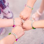 Personalisierte bunte Acryl Kreuze Perlen Armband mit Namen Taufe Geburtstag Geschenk für Kinder Christen