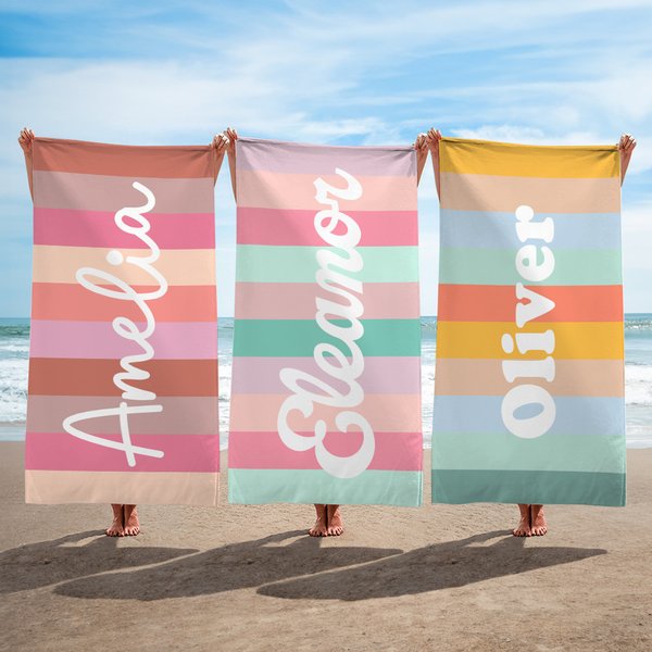 Toalla de playa personalizada de rayas de colores de secado rápido y tamaño extragrande con nombre Esenciales de viaje Fiesta de verano Regalo para la familia Amigos