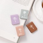 Segnalibro magnetico in pelle personalizzato con nome e fiore di nascita regalo ideale per compleanni e occasioni speciali per appassionati di libri