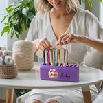 Personalizado de dibujos animados de bolas de hilo de arco multicolor impreso en 3D de 17 agujeros de ganchillo caja de almacenamiento de soporte de exhibición con el nombre de regalo de cumpleaños pa