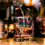 Personalisierte Happy Father's Day Whiskey Glas mit Namen und 1-4 Hunde Home Kitchen Decor Vatertag Geburtstag Geschenk für Hundehalter Weinliebhaber