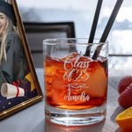Gepersonaliseerde Graduation Cap Naam Whiskey Rocks Glass met School Naam en Jaar Afstuderen Party Verjaardagscadeau voor afgestudeerden klasgenoten Drinkers