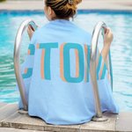 Gepersonaliseerde Monogram Streep Oversized Sneldrogende Microvezel Strandhanddoek met Naam Zomer Reisvakantie Essentials Verjaardagscadeau voor Haar