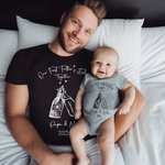 Personalisiertes Our First Father’s Day T-Shirt Body aus Baumwolle mit Bier-Babyflasche-Stoß Muster Namen Vatertag Geschenk für Neugeborene Papa