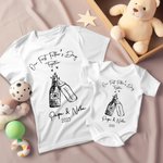 Personalisiertes Our First Father’s Day T-Shirt Body aus Baumwolle mit Bier-Babyflasche-Stoß Muster Namen Vatertag Geschenk für Neugeborene Papa